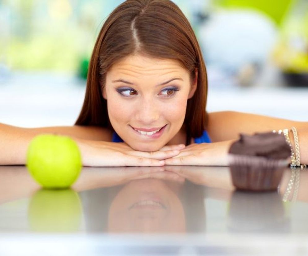 Metabolizm wspomagają ćwiczenia w interwałach, a spowalnia dieta zbyt uboga w kalorie.