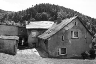  Zostawili stare drzewa, resztę totalnie przebudowali. To był stary, poniemiecki dom. Przez lata wokół narosły komórki i garaże