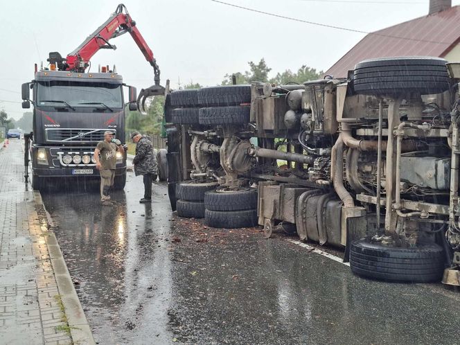 Wypadek w Mircu! Przewróciła się ciężarowka z drewnem, uszkodziła gazociąg