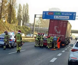 Wypadek na A4 w Katowicach. Kierowca wbił się pod TIRa. Cudem przeżył