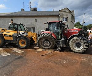 Traktor uderzył w auto i wjechał w budynki! Groźny wypadek pod Grudziądzem [ZDJĘCIA]
