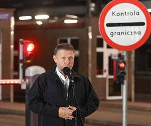 Terespol. Konferencja prasowa ministra Marcina Kierwińskiego.