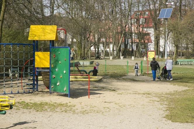 Kolejne dzielnice zamykają place zabaw