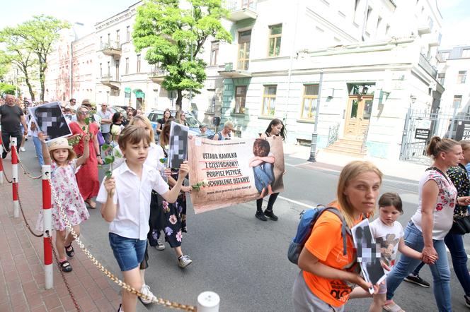 Pan Artur płakał w tracie białego marszu w Częstochowie. "Kamilek śni mi się po nocach"