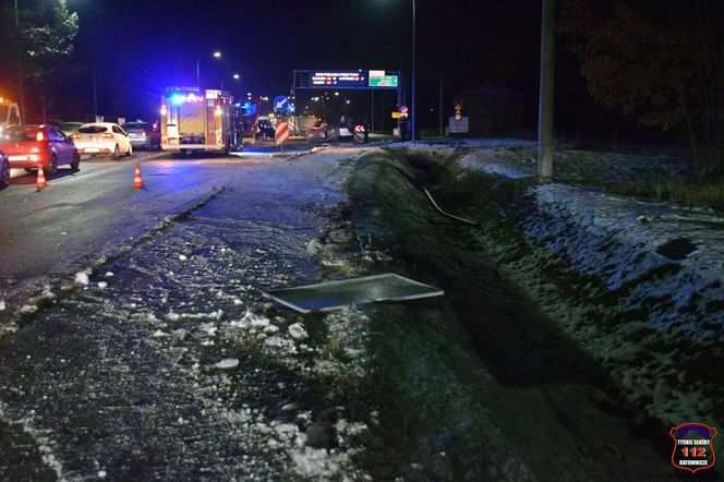 Tychy: Kompletnie pijany kierowca BMW skosił znaki drogowe i latarnię, a potem dachował