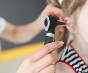 „Zaczyna się od stanu podgorączkowego”. Najczęstsze infekcje u dzieci