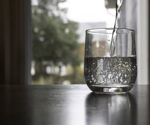 Owoce morza i woda w butelce mogą być cichym winowajcą problemów z pamięcią. Nikt o tym nie mówi