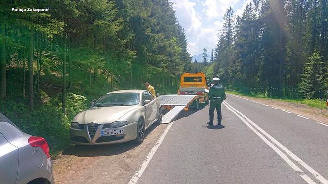 Tatry. Policja odholowała 16 źle zaparkowanych samochodów należących do turystów