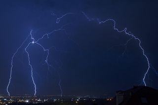 Potężna nawałnica nad Warszawą. Nagle zrobiło się ciemno jak w nocy!