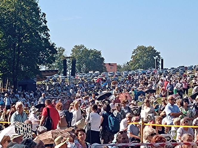   Tłumy pielgrzymów w Gietrzwałdzie. Trwa odpust i dożynki archidecezjalne. Zobacz zdjęcia