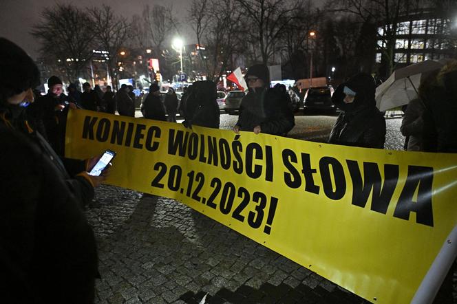 Kolejny dzień protestu przed siedzibą TVP