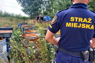 Ponad 100 beczek z chemikaliami na Muchoborze. „To substancje, które służyły do produkcji w drukarni”