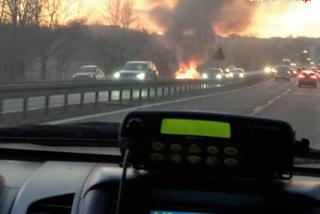 Policjanci uratowali kierowcę z płonącego samochodu