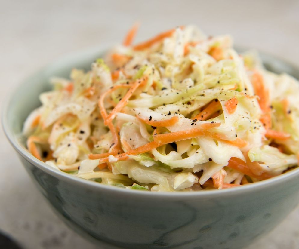 Surówka z białej kapusty – klasyczny dodatek do kotletów schabowych i nie tylko!