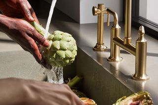 Jak estetycznie wykończyć blat przy ścianie? Poznaj najlepsze patenty!