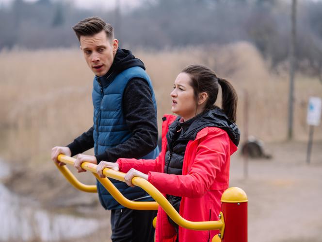 Na Wspólnej odc. 3298. Darek Żbik (Michał Mikołajczak), Kasia (Julia Chatys)