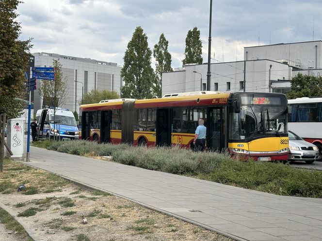  4-latka ciągnięta przez autobus miejski. 