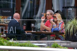 Agata Młynarska popija wino zupą