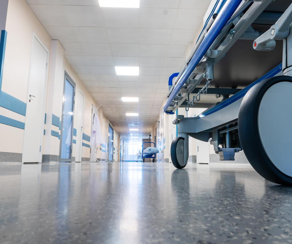 Zbliżenie na szpitalny korytarz 