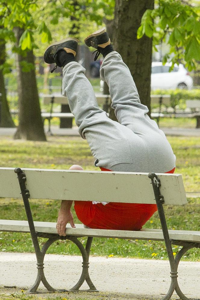 Czarnecki ćwiczy w parku