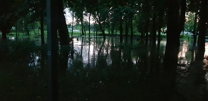 Skutki burz na Śląsku. Zalane ulice, stadion pod wodą! [ZDJĘCIA]