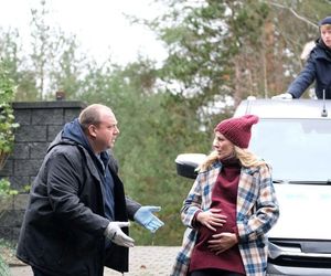 M jak miłość odc. 1854. Kacper (Bartosz Ziewiec),  Jagoda (Katarzyna Kołeczek), Tadeusz (Bartłomiej Nowosielski)