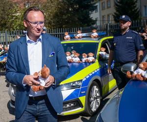 Pluszowe misie przekazane policji przez Rzecznika Praw Dziecka