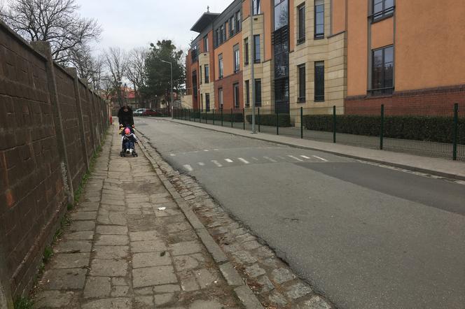 Płot zajął większą część chodnika