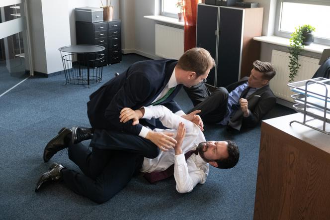 Na Wspólnej, odc. 2961. Darek (Michał Mikołajczak), prezes Jankowski (Paweł Hajnos)	