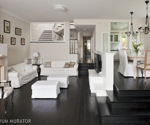Białe-czarne wnętrza w stylu angielskim: salon