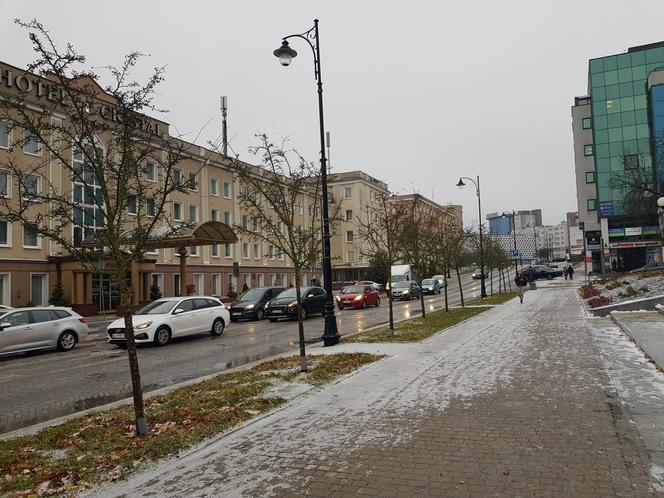 Gołoledź, marznące opady i oblodzone chodniki. Tak wyglądał poranek na drogach w Białymstoku