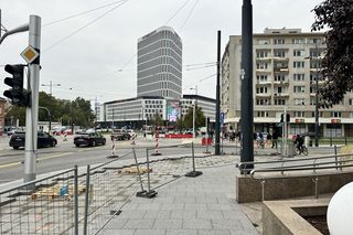 Budowa drogi rowerowej na ul. Puławskiej w Warszawie obok dawnego kina „Moskwa”