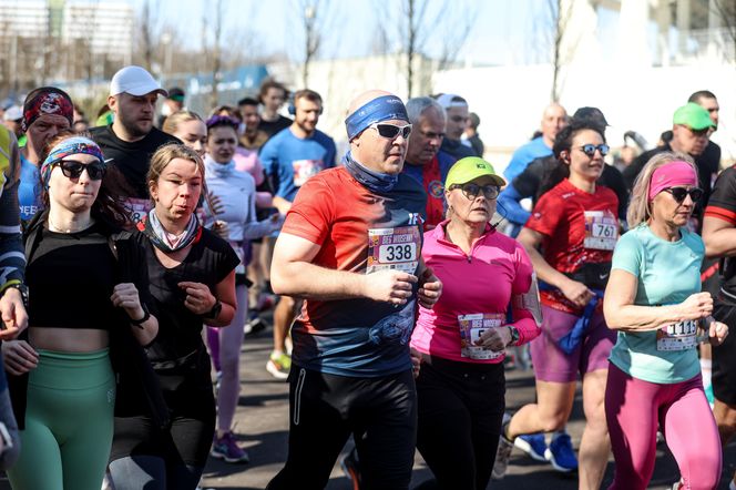 Bieg Wiosenny w Parku Śląskim 2025. Biegacze na trasie