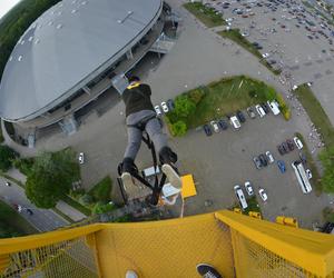 Nowa atrakcja tylko dla odważnych. Można skoczyć z wielkiego dźwigu