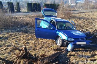 Wypadek 22-latka i jego pasażerki. Zdjęcia przerażają
