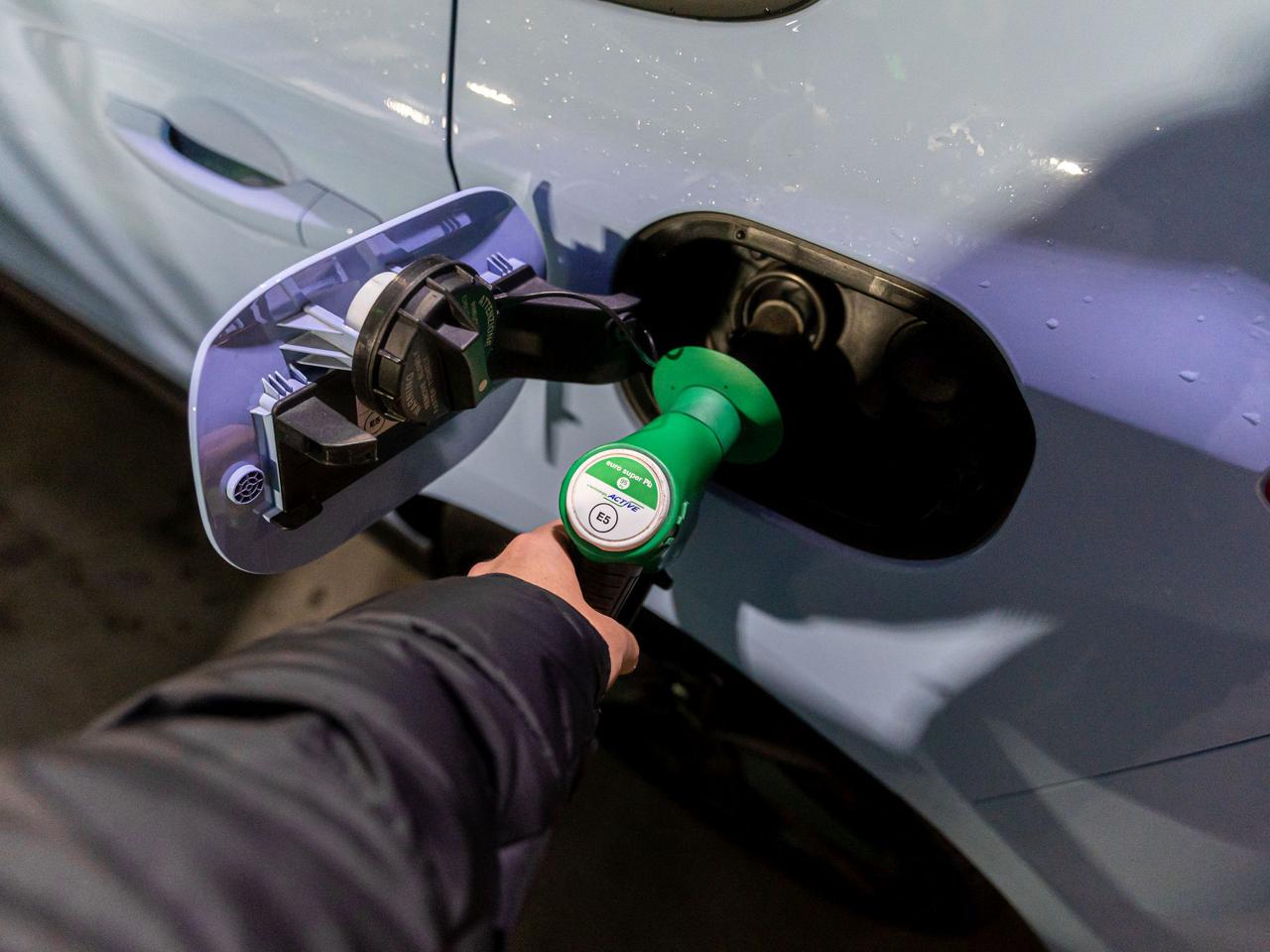 Przez 38 lat popełniał banalny błąd tankując samochód. Kiedy pokazali mu co robi źle prawie eksplodował 