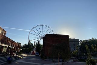 Powrót wielkiej atrakcji! Na rynku Manufaktury już stoi ManuEye. Kiedy wejdą tam pierwsi zwiedzający?