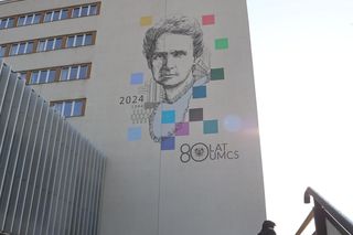 Na gmachu WPiA UMCS można podziwiać mural z wizerunkiem Marii Curie-Skłodowskiej 