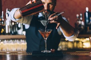 Popularny drink wyzwala agresję. Nazywamy to bezsennym pijaństwem
