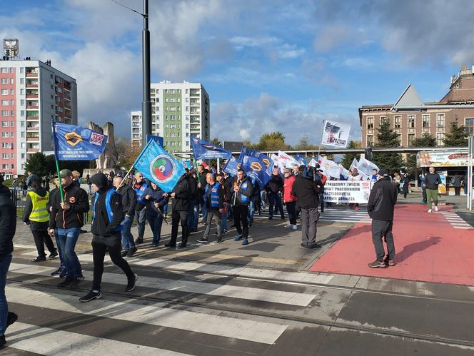 Hutnicy i koksownicy wyszli na ulice w Dąbrowie Górniczej. Apel do rządu o ratunek dla branży i tysięcy miejsc pracy