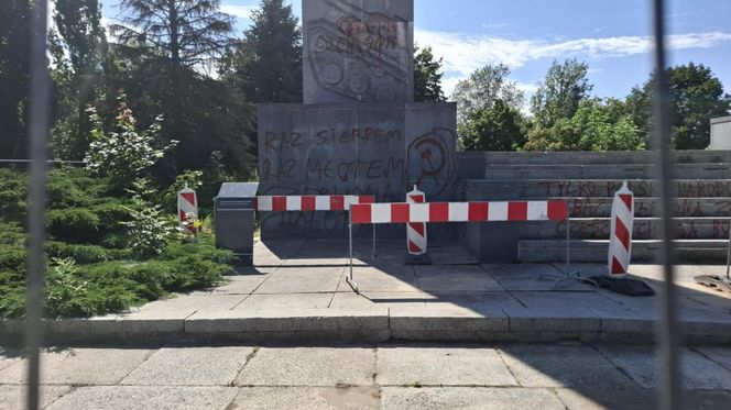 Pomnik "szubienic" w Olsztynie. Nawrocki i Kaczyński chcieli go zburzyć