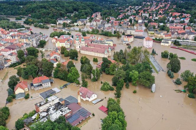 Dynamiczna sytuacja powodziowa. Rzeka Nysa Kłodzka zalała Kłodzko, 15 bm