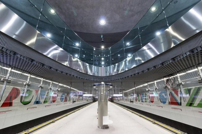 Metro w Warszawie już wozi pasażerów, ale wciąż są drążone nowe linie