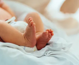 14-latka urodziła dziecko w domu. Skąd u noworodka rana cięta szyi? Nowe fakty