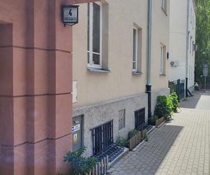 Mieszkanka Mokotowa musi zapłacić karę za posadzenie kwiatów. Kwota powala na kolana! Urząd mówi jasno