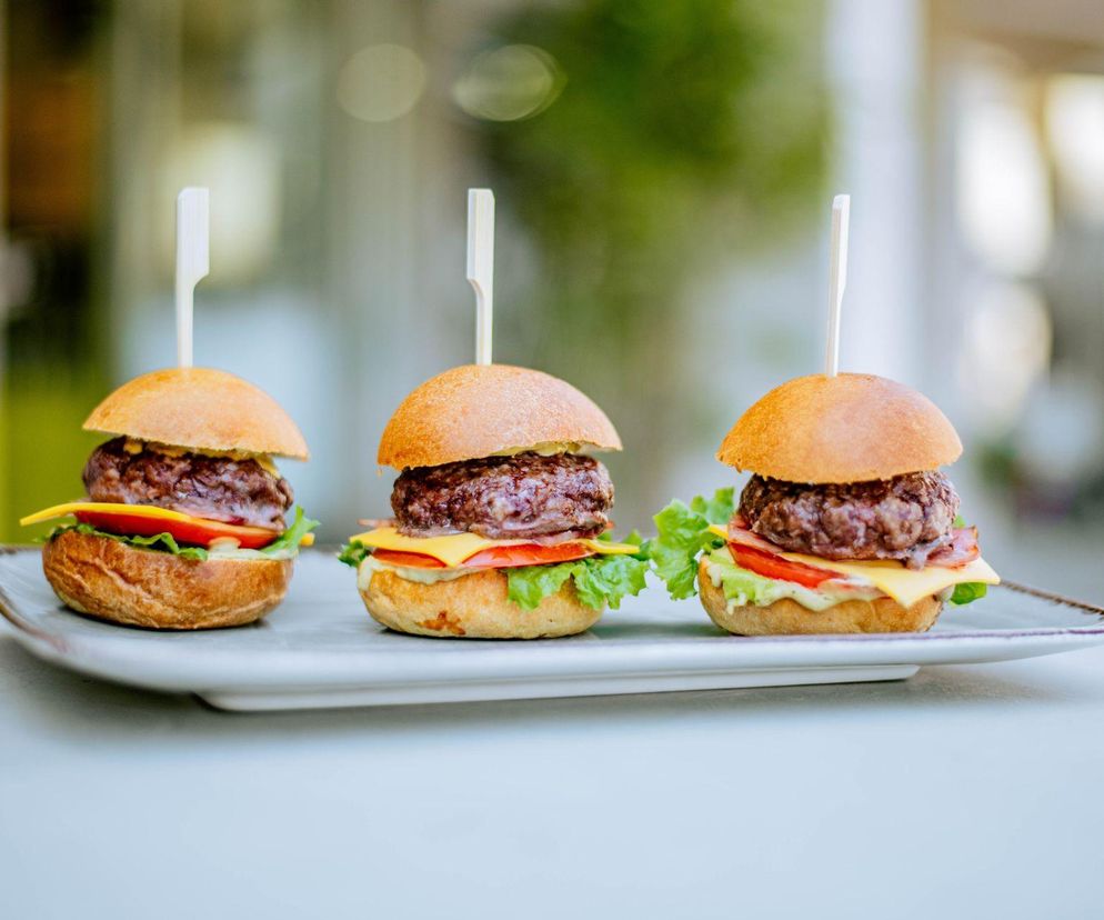 Burgery degustacyjne z Air Fryera. Przepis Pawła Lorocha na burgery na 2 kęsy