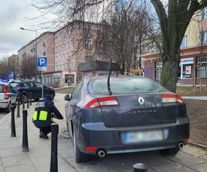 Kierowca wysiadł i nie wrócił. Auto miesiącami blokowało chodnik