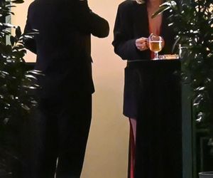 Anna Lewandowska w nocy pali elektryczne papierosy