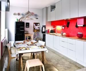 Kolorowa ściana w kuchni – energetyczny vintage