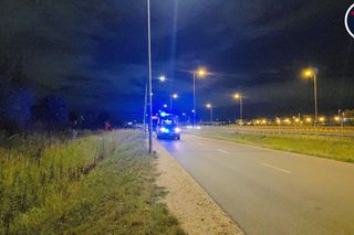 Czołowe zderzenie motocyklisty i osobówki. Ranny mężczyzna w szpitalu